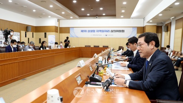 15일 오후 세종시 산업통상자원부 대회의실에서 상생형 지역일자리 심의위원회가 열리고 있는 가운데 이용섭 광주시장이 발언하고 있다.(사진=광주시)