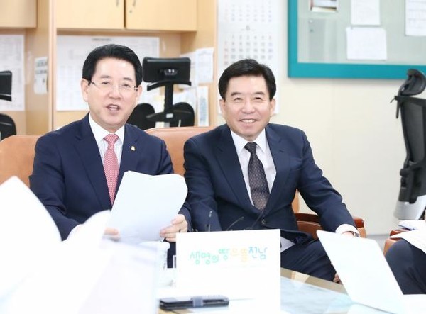 김영록 전남지사와 구충곤 화순군수가 발표하고 있다(사진=전남도)