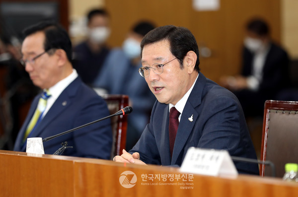 이용섭 광주시장이 경제자유구역위원회에 참석해 광주경제자유구역의 비전을 발표하고 있다.(사진=광주시)