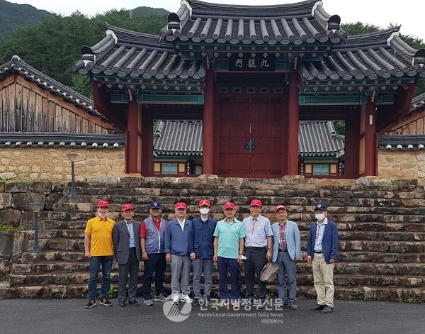 장절공 탄생지 용산단에 선 예비역 해병 62기 장교들(좌1 남상인 부회장, 우2 김종국 직전 부회장, 우4 신윤태 해병대사관총동문회 직전 사무총장)