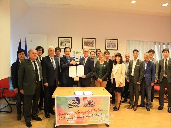 지난해 1월 완도군과 로스코프 해양생물연구센터가 업무 협약을 체결했다(사진=완도군)