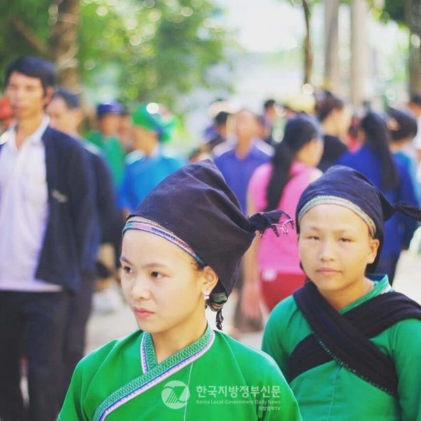 베트남 하장성의 커우바이(Khâu Vai) 러브마켓 축제에 참석하는 소수민족들(사진=안경환)