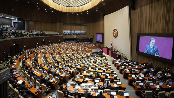 문재인 대통령은 16일 21대 국회 개원식에 참석해 개원 연설을 했다(사진=청와대)