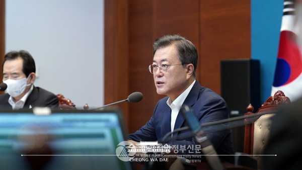 국무회의 주재하는 문재인 대통령(사진=청와대)