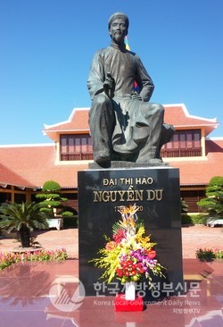 베트남 하띤성에 있는 응우옌주 좌상(사진=안경환)