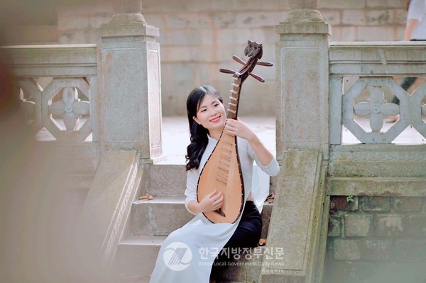 끼에우처럼 살며 비파타는 Ms.Hoang Thanh Tuyen(사진=안경환)