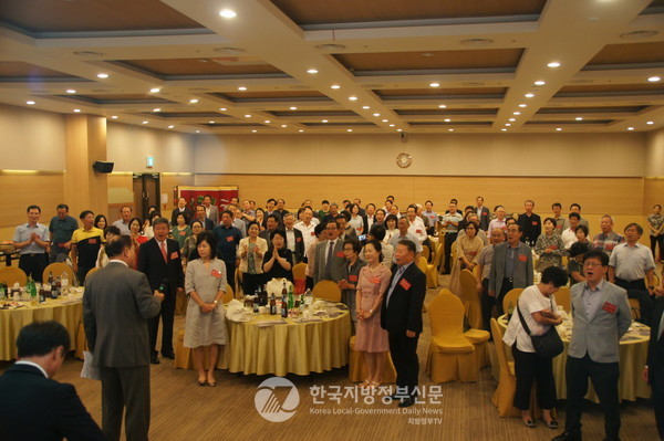 예비역 해병대 62기 장교 가족들이 해병대가를 제창하고 있다(사진=안계향 기자)