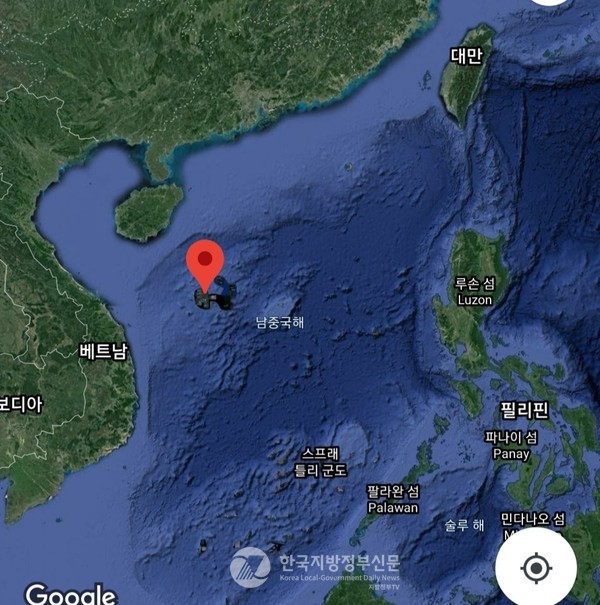 남중국해(비엔동)의 호앙사 군도(중국명: 시사군도, 영어명: Paracel)와 쯔엉사 군도(중국명: 난사군도, 영어명 Spratley)(사진=Google)