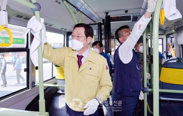 코로나19 대폭발을 막아낸 '광주' 이용섭 시장이 방역현장을 지키고 있다(사진=광주시)