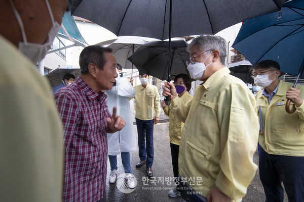 이재명 경기지사가 하계휴가를 중단하고 안성 수해 현장으로 달려가 대응 현황을 점검하고 있다(사진=경기도)