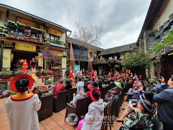 베트남 사람들은 귀한 손님을 초청해 문화행사를 자주 갖는다. 베트남 전통손자수 박물관인 XQ의 손님초대 행사 모습(사진=안경환)