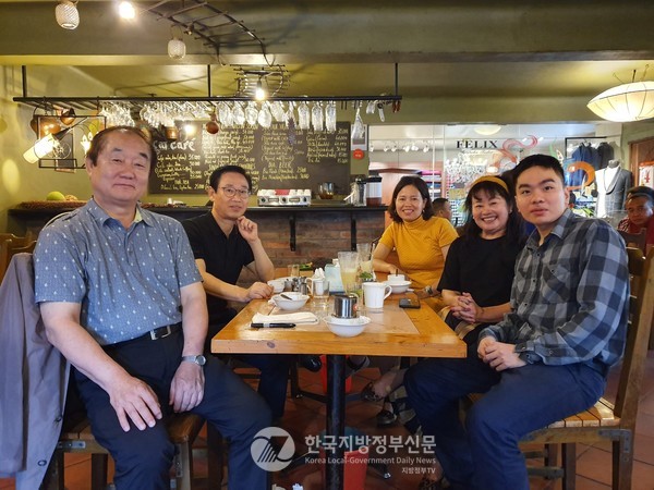 베트남 사람들은 외국인에게 무척 친절하고 호의적이어서 외국 손님에게 식사와 차를 정성껏 대접한다(사진=안경환)