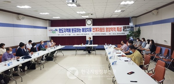 8월 24일 완도군 신지면 해조류스파에서 “완도지역에 분포하는 해양치유 연계자원의 영양학적 특성” 세미나(좌장 신인현 조선대 명예교수)가 개최됐다.(사진=안계향 기자)