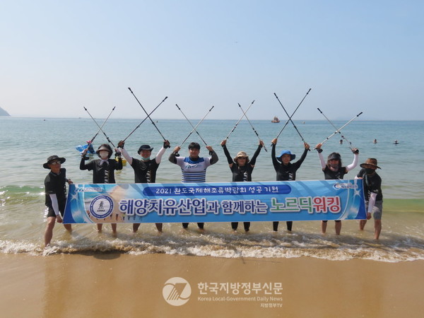 완도 신지 명사십리해수욕장에서 지난 7.24.부터 8.16.까지 24일간 열린 해양치유체험 프로그램(사진=완도군)