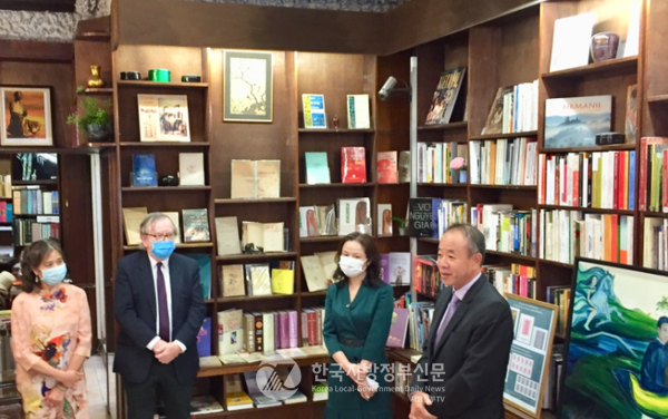 “쭈옌끼에우” 번역본 전시회가 세계 최초로 프랑스 파리에 있는 베트남문화원에서 9.12~26일까지 개최되었다.(사진=안계향 기자)