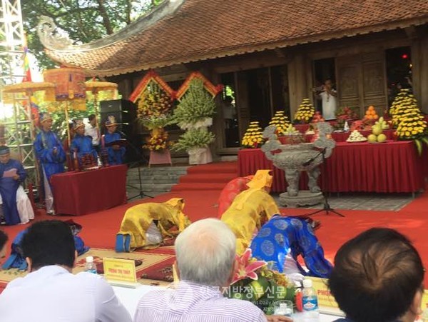 9월 25일(음력 8월10일) 베트남 대문호 응우옌주 서거 200주년을 맞아 끼에우학회 회장단이 응우옌주의 묘를 찾아 추모제를 올리고 있다(사진=안계향 기자)
