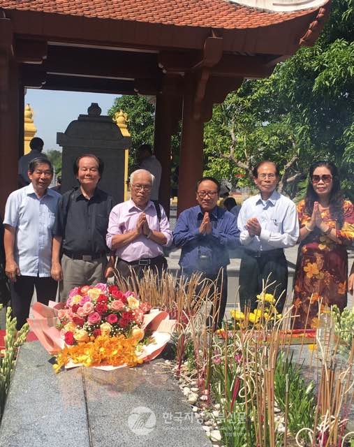추모제에 참석한 베트남 끼에우학회 회장 퐁레 교수, 레당호안 박사(국립하노이인문사회과학대학교), 브엉쫑 시인, 쩐당콰, 풍반띤, 레티빅홍(여, 문학비평가) 끼에우학회 부회장(사진=안계향 기자)