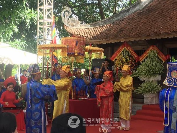 응우옌주 사당 추모제에서 의례를 행하고 있다(사진=안계향 기자)