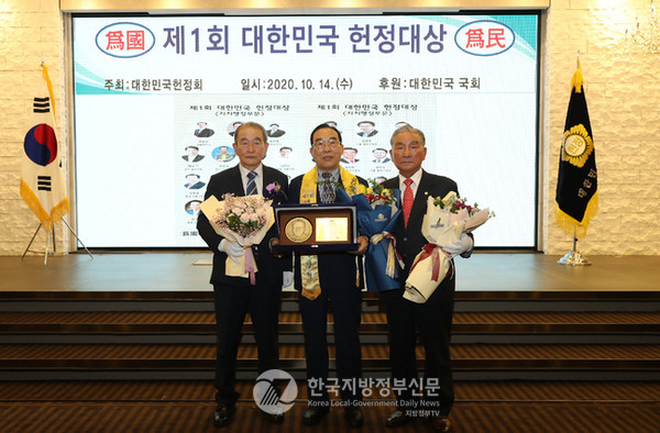 정상혁 보은군수가 14일 '대한민국 헌정대상' 지방행정분야 대상을 수상했다(사진=보은군)