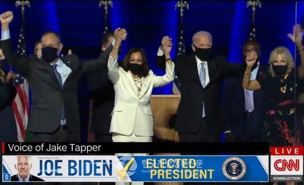 조 바이든(Joe Biden) 미국 제46대 대통령 당선인 부부와 카멀라 해리스 부통령 당선인 부부가 대국민 당선 연설 후 함께 인사하고 있다(사진=미 CNN 생중계화면 캡쳐)