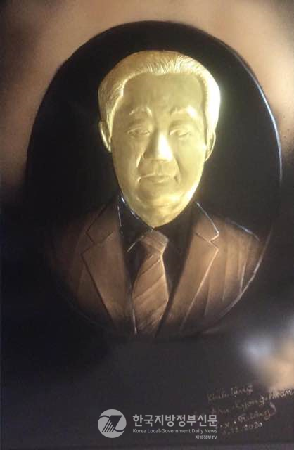 팜쑤언쯔엉이 제작해 보내온 안경환 교수의 부조 동판(사진=안경환)