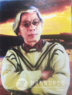 베트남에서 '하이퐁의 기인'으로 유명한 팜쑤언쯔엉 시인 겸 화가(사진=안경환)