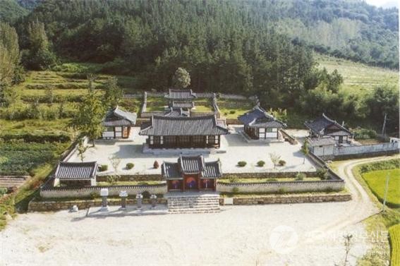 고려 태조 왕건을 살리고 장렬히 전사한 장절공 신숭겸 장군을 추모하기 위해 세워진 전남 곡성군 오곡면 소재 덕양서원 전경(사진=신인현 도유사 제공)