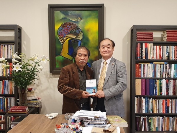 한국글로벌국제학교(KGS : Korea Global School) 안경환 이사장(전 조선대 교수)이 지난 26일 베트남문인협회의 초청으로 방문하여 응우옌꽝티에우 회장과 환담을 가졌다.