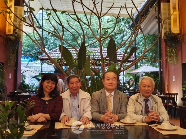베트남문인협회 대외협력 담당 Ms. Hau(허우),  레당호안 교수(한국문학번역가) , 안경환 이사장, 웅우옌딘떰 시인(사진 왼쪽부터)