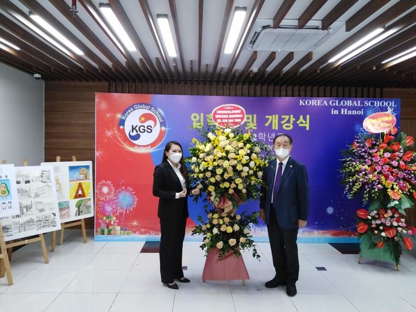 한국형 사립 국제학교인 한국글로벌학교(KGS)의 호찌민시 캠퍼스가 9월 6일 호찌민시 7군에 정식으로 개교했다. 사진 왼쪽 설립자 Nguyen Tuong Vy 오른쪽 안경환 이사장