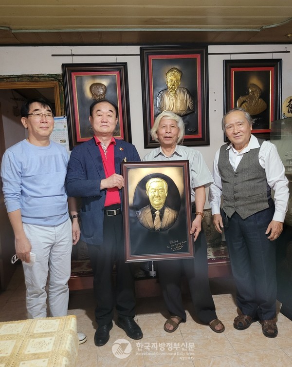 좌로부터 양재호 한국글로벌학교 교장, 안경환 KGS 이사장, 팜쑤언쯔엉 시인, 호앙반콰 하이퐁 마리꾸리고등학교 교장(사진=안경환)