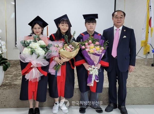 장절상 수상자와 안경환 이사장. 좌로부터 팜바오쩌우, 이윤서, 육정연, 안 이사장.(사진제공=베트남 한국글로벌학교)