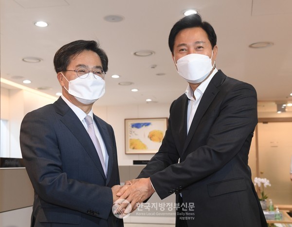 오세훈 서울시장이 지난달 13일 오전 서울시장 집무실에서 김동연 경기도지사 당선인을 만나 서울시-경기도 간 현안에 대해 논의했다.(사진=서울시청)