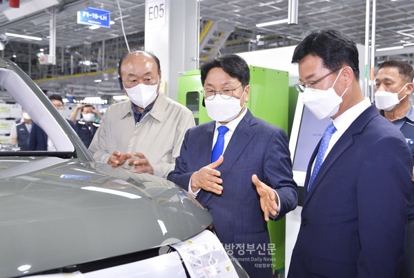 강기정 광주광역시장이 4일 오후 광산구 빛그린산단 광주글로벌모터스(GGM)를 방문해 박병규 광산구청장, 박광태 GGM 대표이사 등과 캐스퍼 생산시설을 둘러보고 있다.(사진=광주광역시)