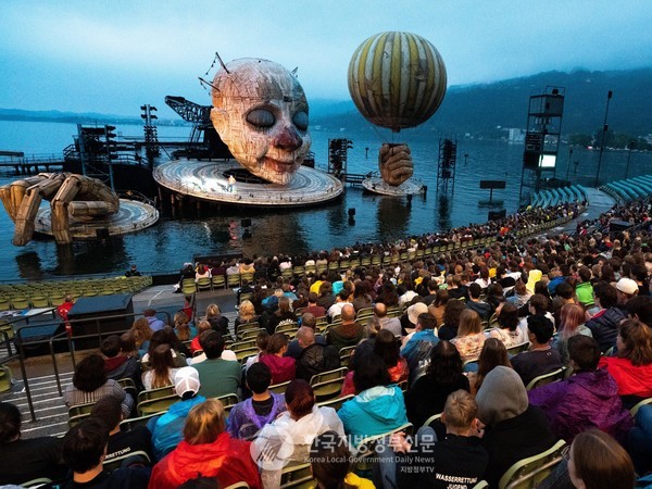 오스트리아 브레겐츠 페스티벌 (사진 출처 newsfounded.com)