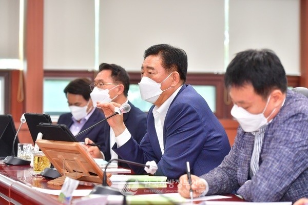 김한종 장성군수가 ‘민선8기 공약사업 실천계획보고회’를 주재하고 있다(사진=장성군)