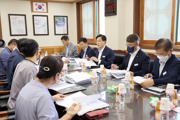 우승희 영암군수(왼쪽 세 번째)가 2023년 군정 주요업무 추진계획 보고회를 주재하고 있다(사진=영암군)