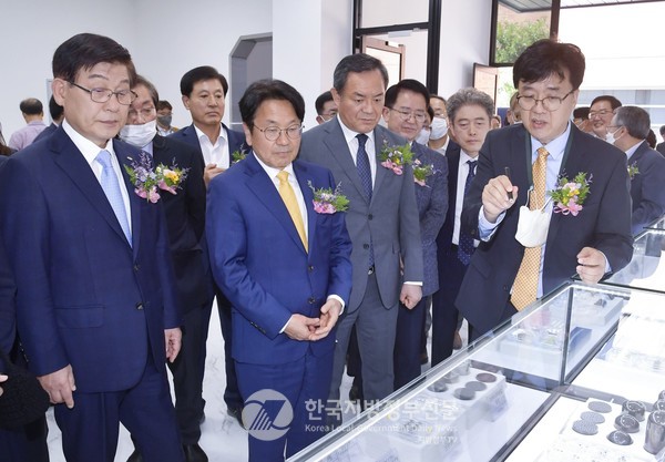 강기정 광주광역시장이 30일 오전 북구 첨단산단 한국광기술원에서 열린 '카메라렌즈용 광학소재산업화지원거점센터 준공식'에 참석해 내빈들과 센터 내부를 둘러보고 있다(사진=광주광역시)