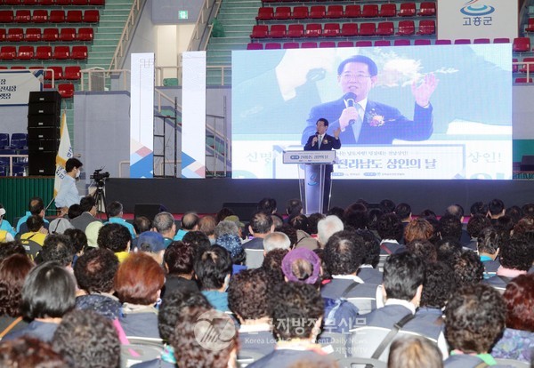 김영록 전남지사는 기념사를 통해 “대한민국에서 최초로 개최되는 상인의 날 행사가 상인들의 단결과 화합의 장으로 자리매김하길 바란다”며 “앞으로 경쟁력 있고 활기찬 전통시장이 되도록 최선을 다하겠다”고 말했다.(사진=전남도청)