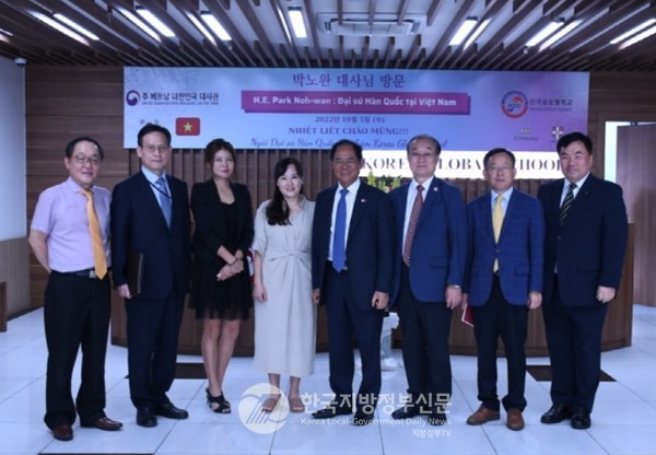 박노완 대사(오른쪽에서 네번째)가 이임을 앞두고 한국글로벌학교를 방문해 안경환 이사장, 이상화 교장 등 학교 관계자들과 환담을 나눴다(사진=한국글로벌학교)