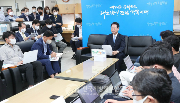 김영록 전남지사는 6일 민선8기 취임 100일 기자간담회를 갖고 '글로벌 도정'을 선언했다(사진=전남도청)