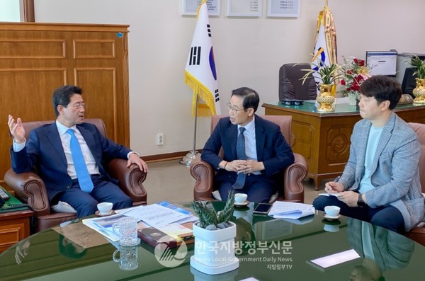 정인화 광양시장이 본지 정양기 발행인, 조용원 취재본부장과 특별대담을 나누고 있다.(사진=광양시청)
