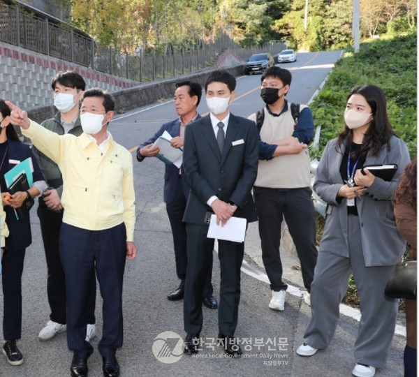 우리의 문제는 현장에 답이 있다는 '우문현답' 을 중시하는 정인화시장이 현장 시찰에 여념이 없다(사진=광양시청)