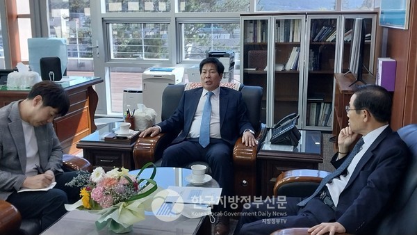 공영민 고흥군수가 14일 고흥군청 시장실에서 정양기 발행인, 조용원 취재본부장과 특별대담을 나누고 있다(사진=고흥군청)