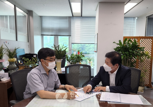 우리나라 예산을 총괄하는 기획재정부 고위공직자 출신의 강점을 지닌 공영민 군수는 재정자립도가 열악한 지역 실정을 감안하여 국비사업 유치를 위해 중앙부처를 수시로 방문하여 큰 성과를 이끌어내고 있다(사진=고흥군청)