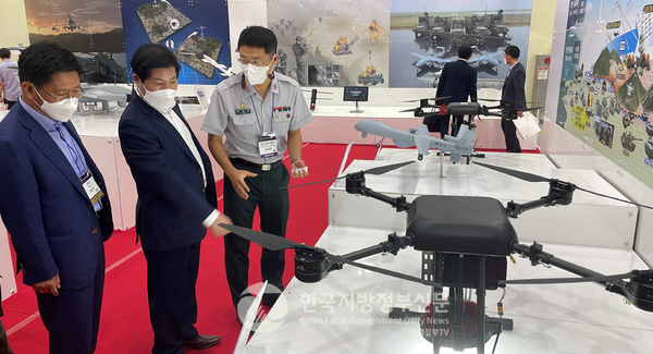 고흥군이 항공우주 산업과 함께 한국형 도심항공교통(K-UAM) 드론중심 메카로 떠오르고 있다. 공영민 군수가 드론 전시장을 둘러보고 있다.(사진=고흥군청)
