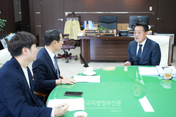 이상철 곡성군수가 본지 정양기 발행인, 조용원 취재본부장과 특별대담을 나누고 있다(사진=곡성군청)