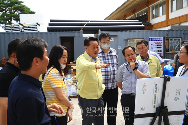 현장을 중시하는 행정을 강조하는 이상철 군수는 수시로 현장지도에 나서고 있다(사진=곡성군청)