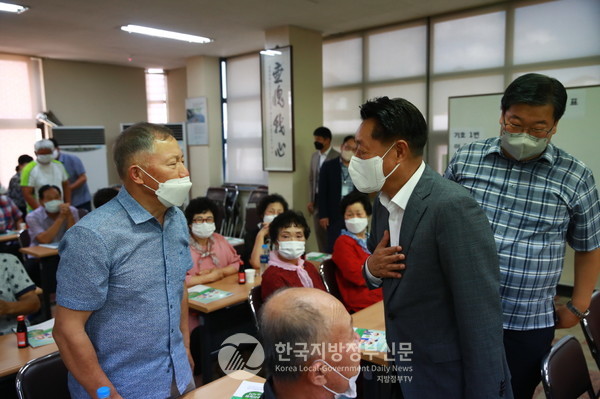 '군민이 더 행복한 곡성'을 만들기 위해 주민을 직접 만나면서 소통행정을 펼치고 있는 이상철 군수(사진=곡성군수)