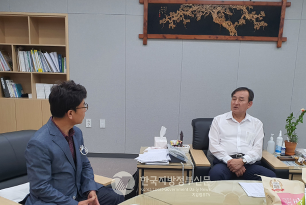 이병노 담양군수가 본지 이길연 광주전남취재본부 지사장과 Mayor24시 특별대담을 나누고 있다(사진=조용원 기자)